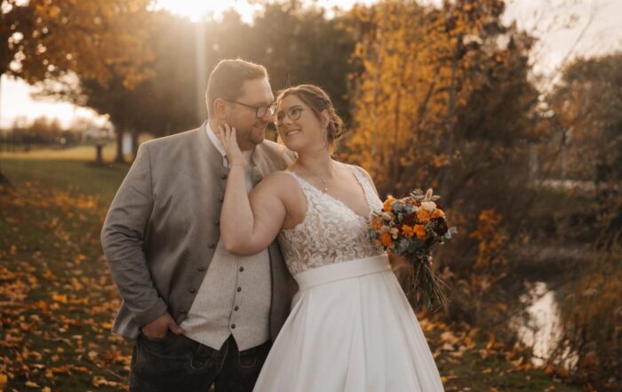 Michaela und Peter Reiter als Brautpaar im herbstlichen Abendlicht